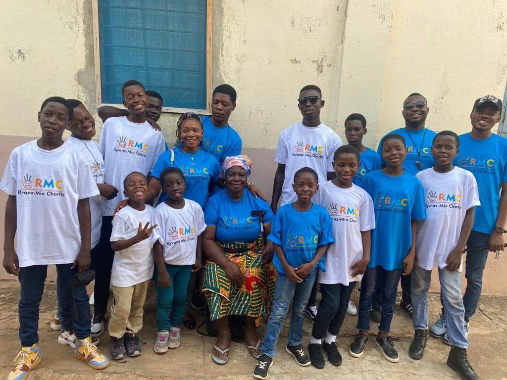 Ryvanz-Mia Charity volunteers and children gathered together