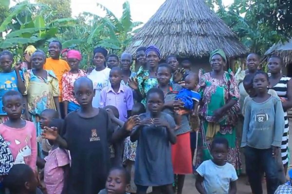 Photo of women and children in Kaliro, Uganda.